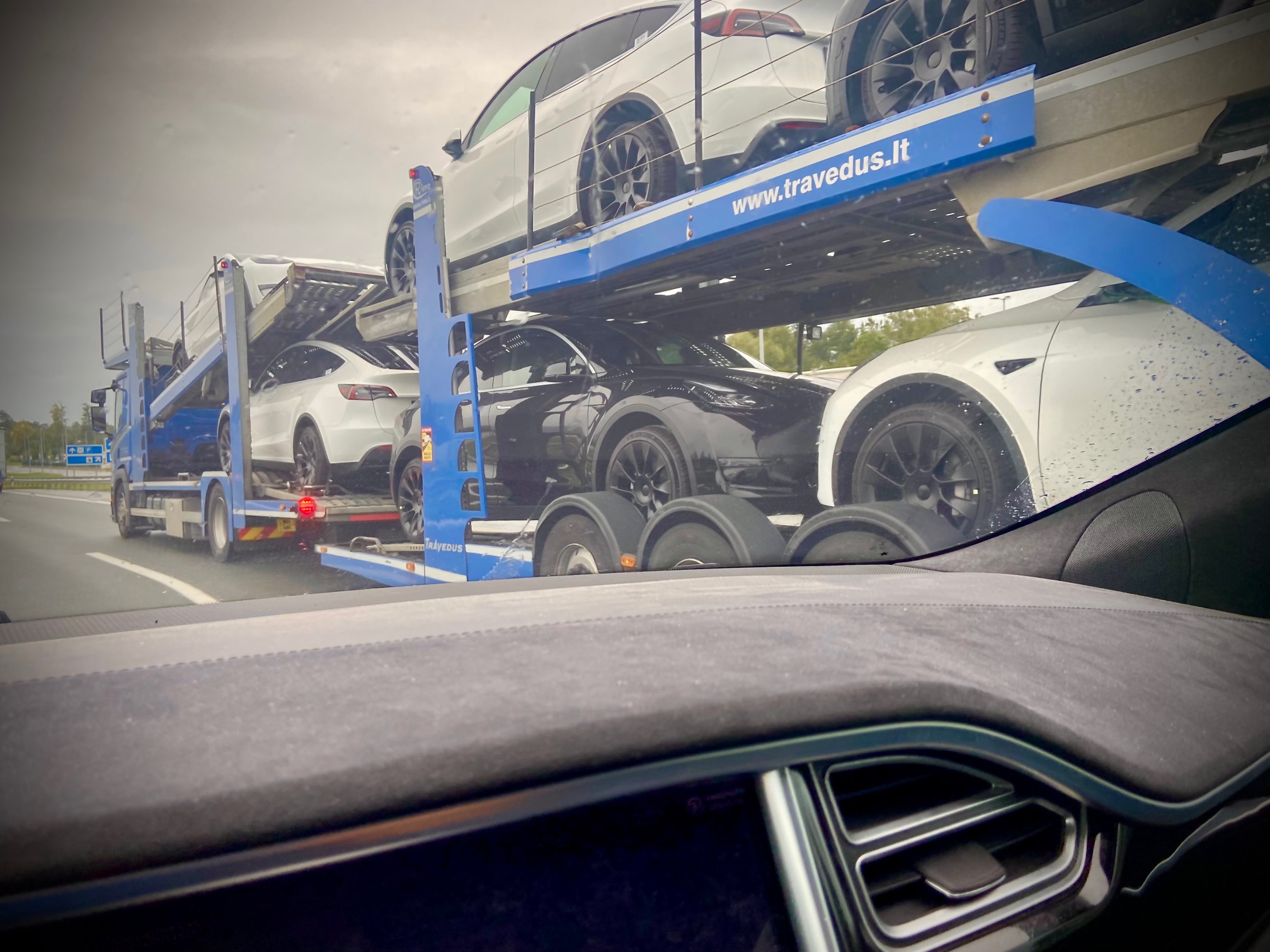 GESCHOCKT von unserem neuen Tesla! Abholung und Roadtrip mit dem